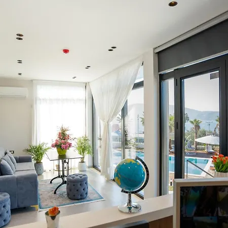 Sea Queen Luxury Hotel