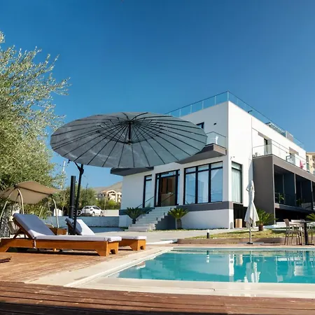 Sea Queen Luxury 3* Radhimë