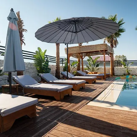 Sea Queen Luxury 3* Radhimë