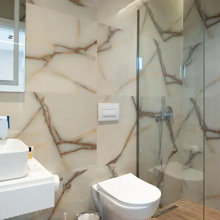 Sea Queen Luxury Otel Radhimë