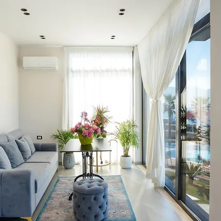 Sea Queen Luxury 3* Radhimë