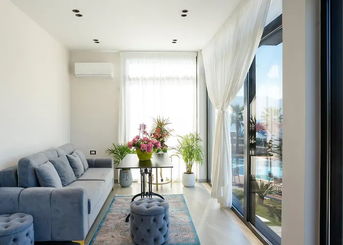 Sea Queen Luxury 3* Radhimë